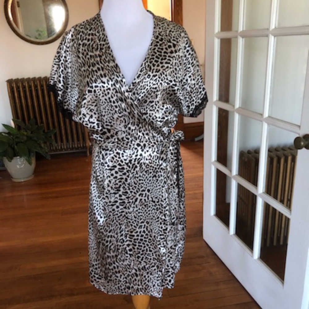 Secret Treasures Silky Cheetah Print Robe NWOT Short Sleeve Black Lace